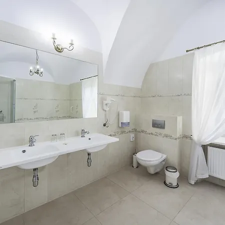 Hotel Pałac łagów 2*